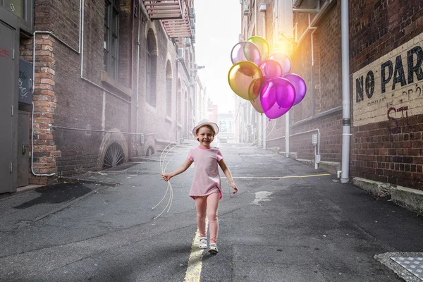 Kind mit Luftballons. Gemischte Medien — Stockfoto