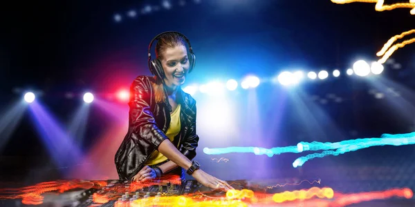 Weiblicher DJ im Nachtclub. Gemischte Medien — Stockfoto