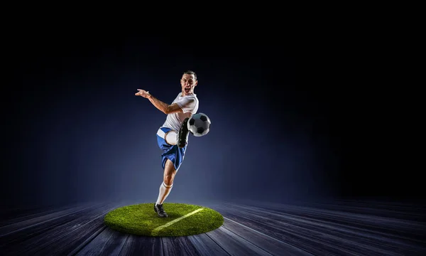 Giocatore di calcio su piedistallo rotondo. Mezzi misti — Foto Stock