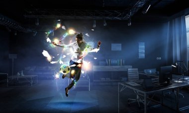 Ofiste futbol oynuyor. Karışık teknik