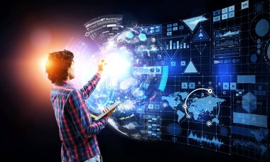 Medya arayüzü kullanan adam. Karışık teknik