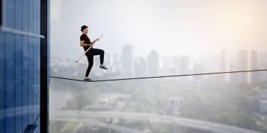 Cesur ropewalker kablosu üzerinde. Karışık teknik