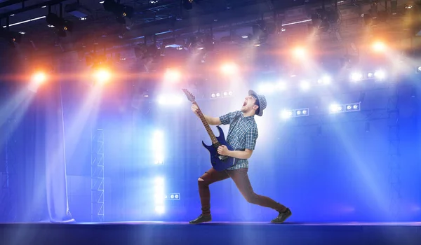 Gitarrist beim Konzert. Gemischte Medien — Stockfoto