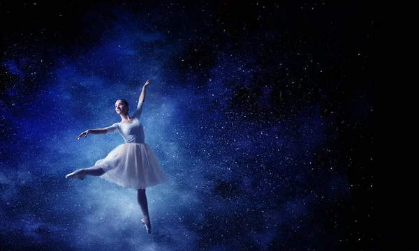 Артистка балета в прыжке — стоковое фото
