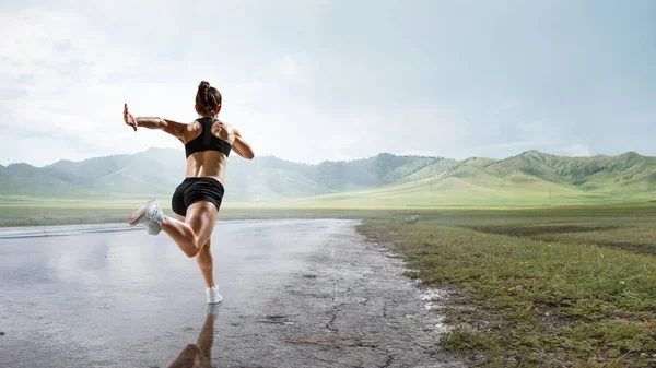 Sportvrouw uitgevoerd de race. Mixed media — Stockfoto