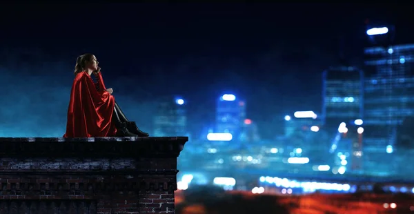 Superheld auf dem Dach. Gemischte Medien — Stockfoto