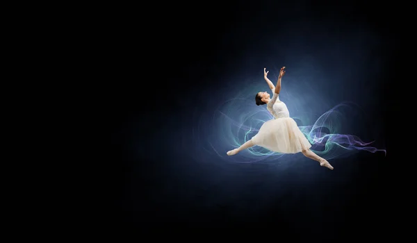 Balet olarak atlama — Stok fotoğraf
