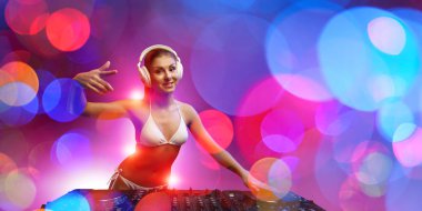 Sevimli dj kadın. Karışık teknik