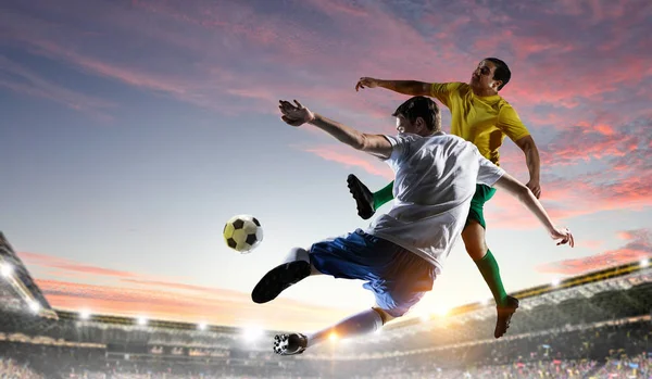 Jugadores de fútbol en el estadio. Medios mixtos — Foto de Stock