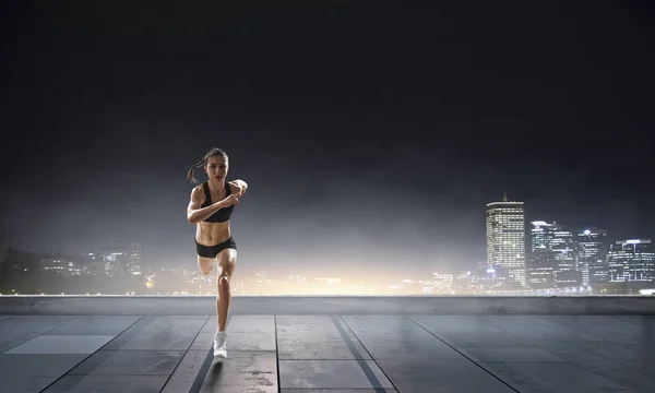 Sportlerin läuft Rennen. Gemischte Medien — Stockfoto