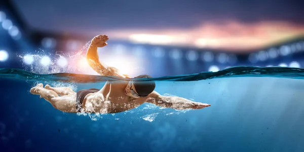 Schwimmer bei Wettkämpfen. Gemischte Medien — Stockfoto