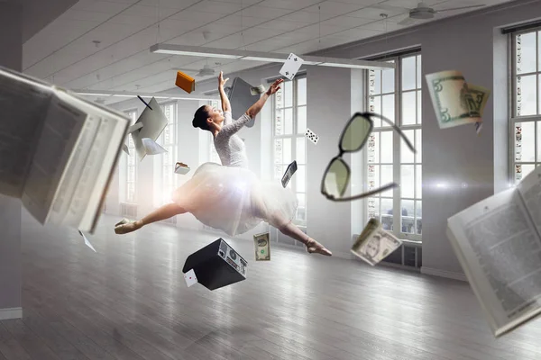 优雅的芭蕾舞演员跳舞。混合媒体 — 图库照片