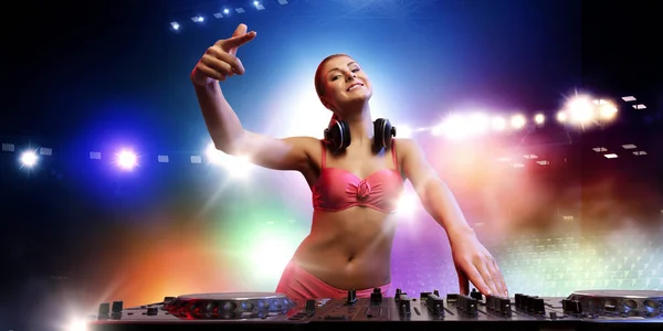 Linda mujer dj. Medios mixtos — Foto de Stock