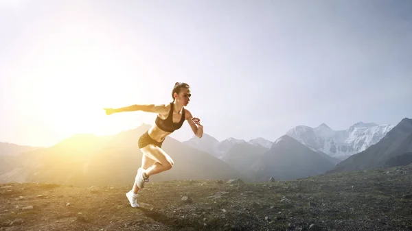 Sportvrouw uitgevoerd de race. Mixed media — Stockfoto