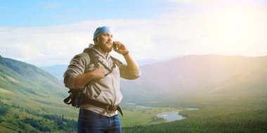 Uzun yürüyüşe çıkan kimse adam dağlarda. Karışık teknik