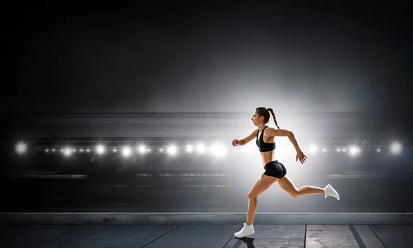 Una deportista corre una carrera. Medios mixtos — Foto de Stock