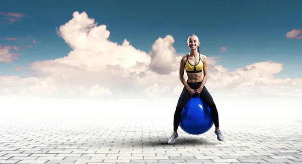 Mulher desportiva na bola de fitness. Meios mistos — Fotografia de Stock