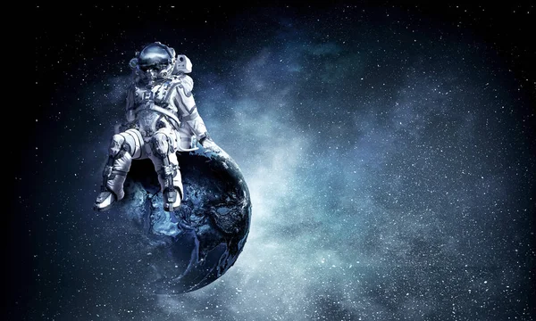 Космонавт в скафандре на глобусе. Смешанные медиа — стоковое фото