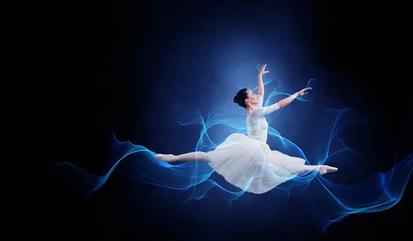 Ballet dancer in jump — Stock Photo, Image