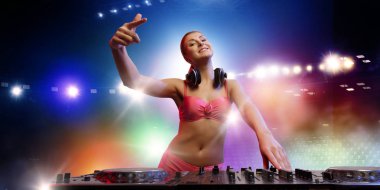 Sevimli dj kadın. Karışık teknik