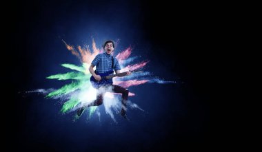 Gitarist konserde. Karışık teknik