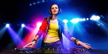 Kadın dj gece kulübünde. Karışık teknik