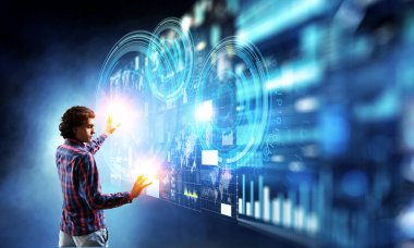 Medya arayüzü kullanan adam. Karışık teknik