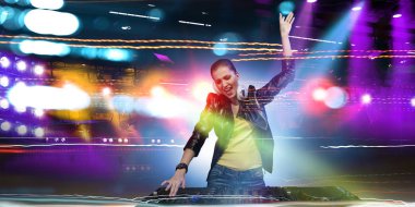 Kadın dj gece kulübünde. Karışık teknik