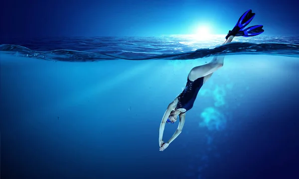 Schwimmer in Schwimmflossen. Gemischte Medien — Stockfoto