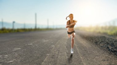 Genç sporcu kadın. Karışık teknik