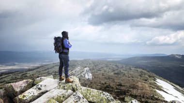 Uzun yürüyüşe çıkan kimse adam dağlarda. Karışık teknik