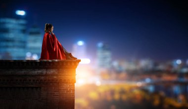 Süper kahraman çatıda. Karışık teknik