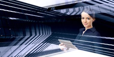 Tablet aygıtı kullanan kadın