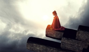 Süper kahraman çatıda. Karışık teknik