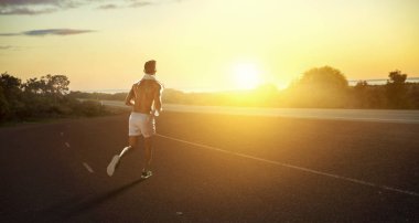 Sporcu adam çalışan yarış. Karışık teknik