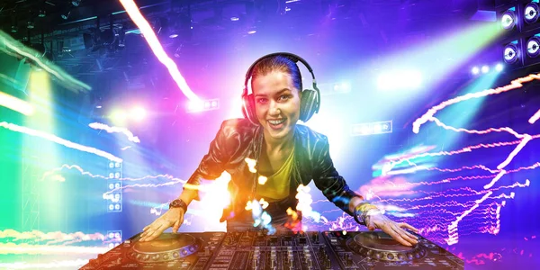 Vrouwelijke dj in discotheek. Mixed media — Stockfoto