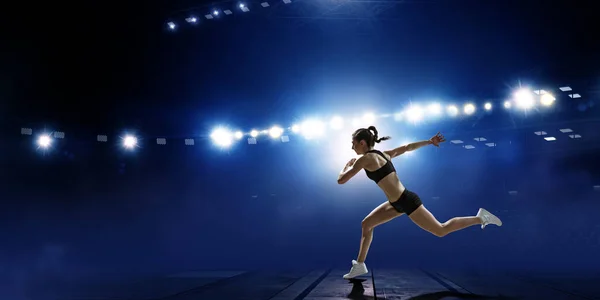 Sportswoman course à pied. Techniques mixtes — Photo