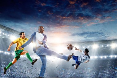 Siyah adam en iyi futbol maçını oynar. Karışık ortam