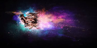 Renkli arka planda şampiyonluk kupasını tutan eller. Karışık ortam