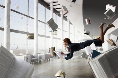 Neşeli, genç ve güzel bir iş kadını. Karışık ortam