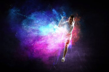 Hızlı koşan genç adam. Karışık ortam