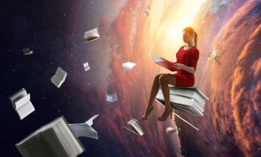 Kitap okuyan genç bir kadın. Karışık ortam