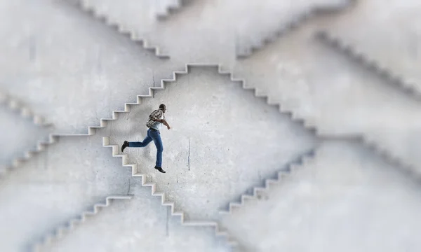 Homem de negócios preto subir escadas de pedra ilustrando o desenvolvimento da carreira e conceito de sucesso. Meios mistos — Fotografia de Stock