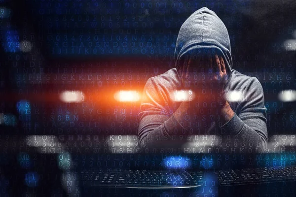 Hacker in felpa con cappuccio tema scuro — Foto Stock