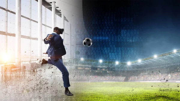 Homem negro e realidade virtual Soccer Match — Fotografia de Stock