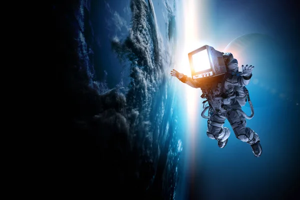 Astronaut med tv-huvud i rymden. Blandade medier. — Stockfoto