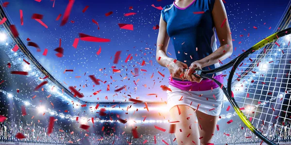 Une jeune femme jouant au tennis. Techniques mixtes — Photo