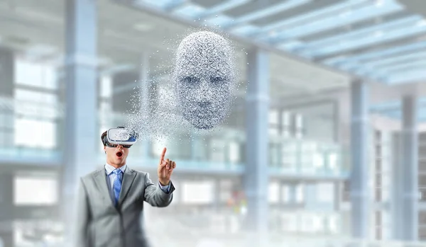 Цифровая голова, искусственный интеллект и виртуальная реальность. Смешанные медиа — стоковое фото