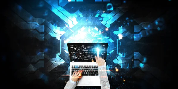 İş kadını eller teknoloji arka planda laptop yazarak. Karışık medya — Stok fotoğraf