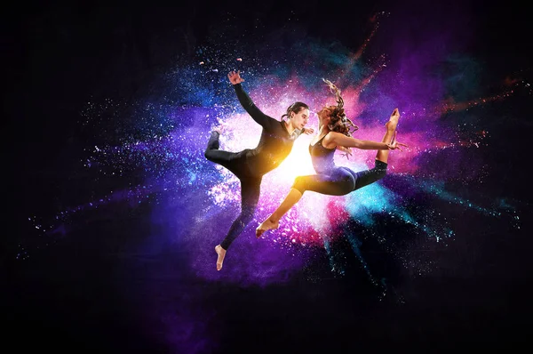 Jonge moderne balletdansers in een sprong. Gemengde media — Stockfoto
